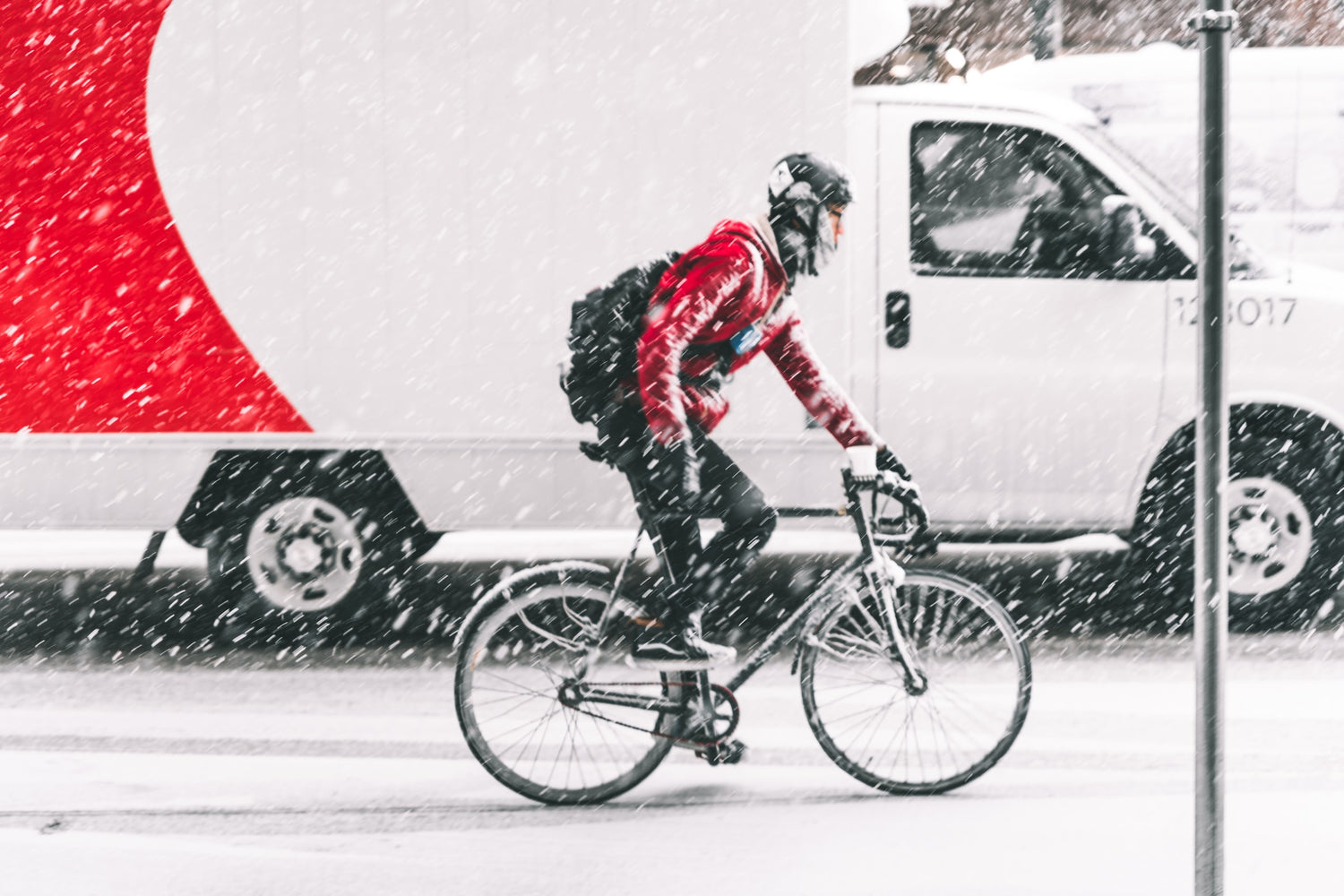 E-Bike fahren im Winter bei Schnee