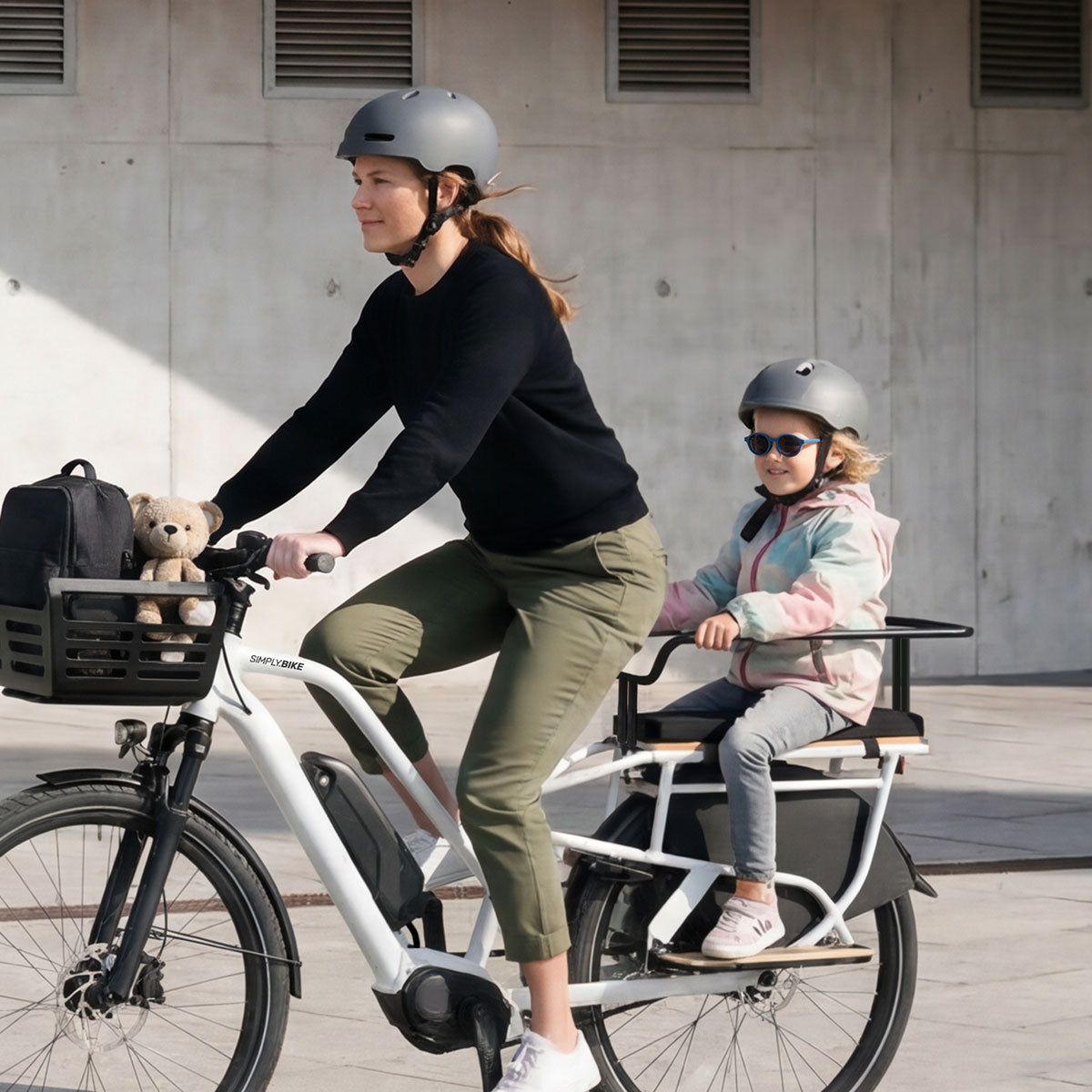 Kind sitzt sicher mit Kinderhandlauf und Fußbrett auf dem Simply.Lift E-Lastenrad