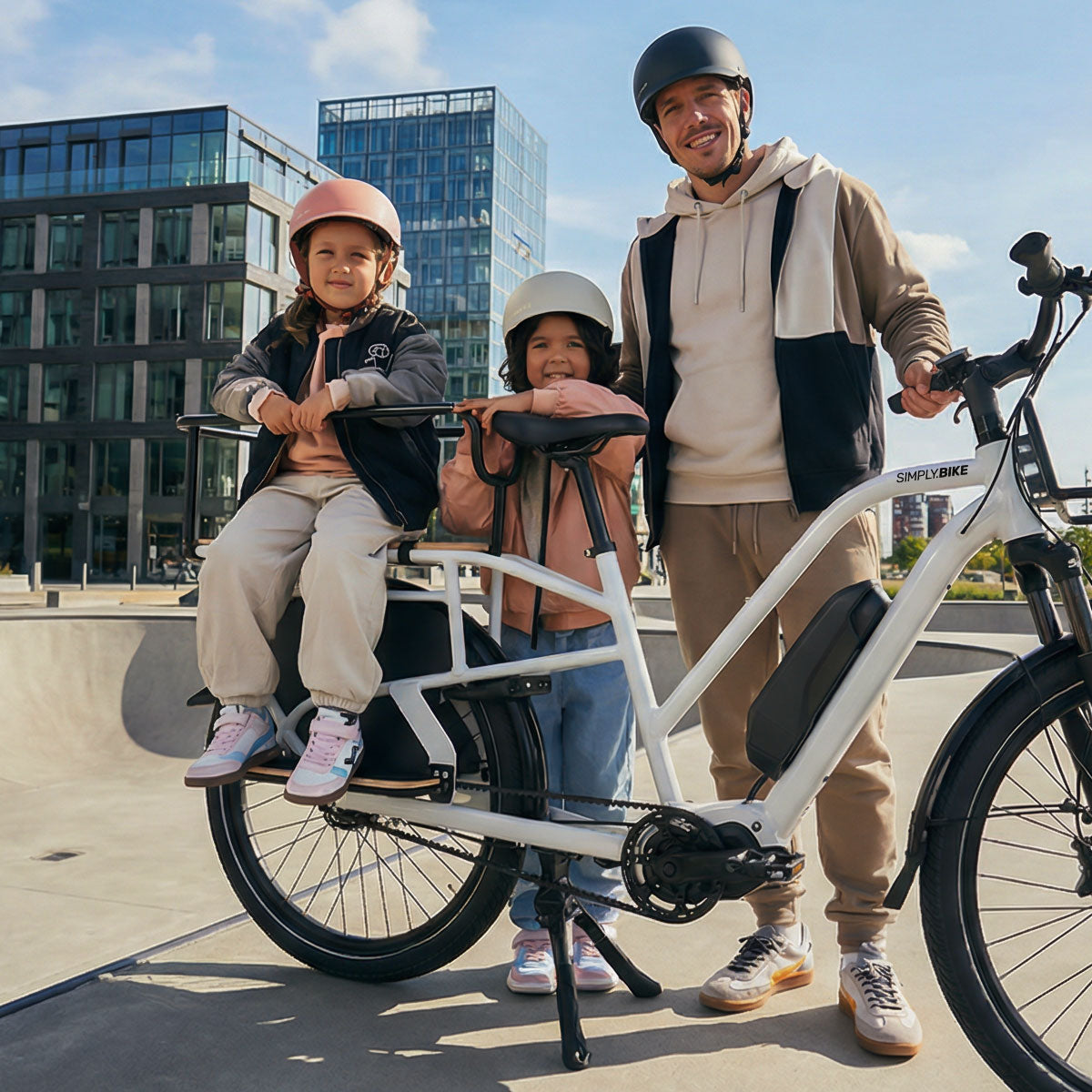 Zwei Kinder stützen ihre Füße auf den Fußbrettern des Simply.Lift E-Lastenrads