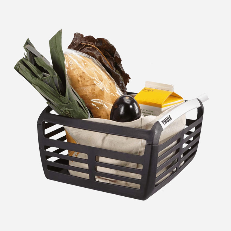 Schwarzer Thule Pack ’n Pedal Fahrradkorb auf dem Fronträger eines Simply.Lift Steps E-Lastenrad