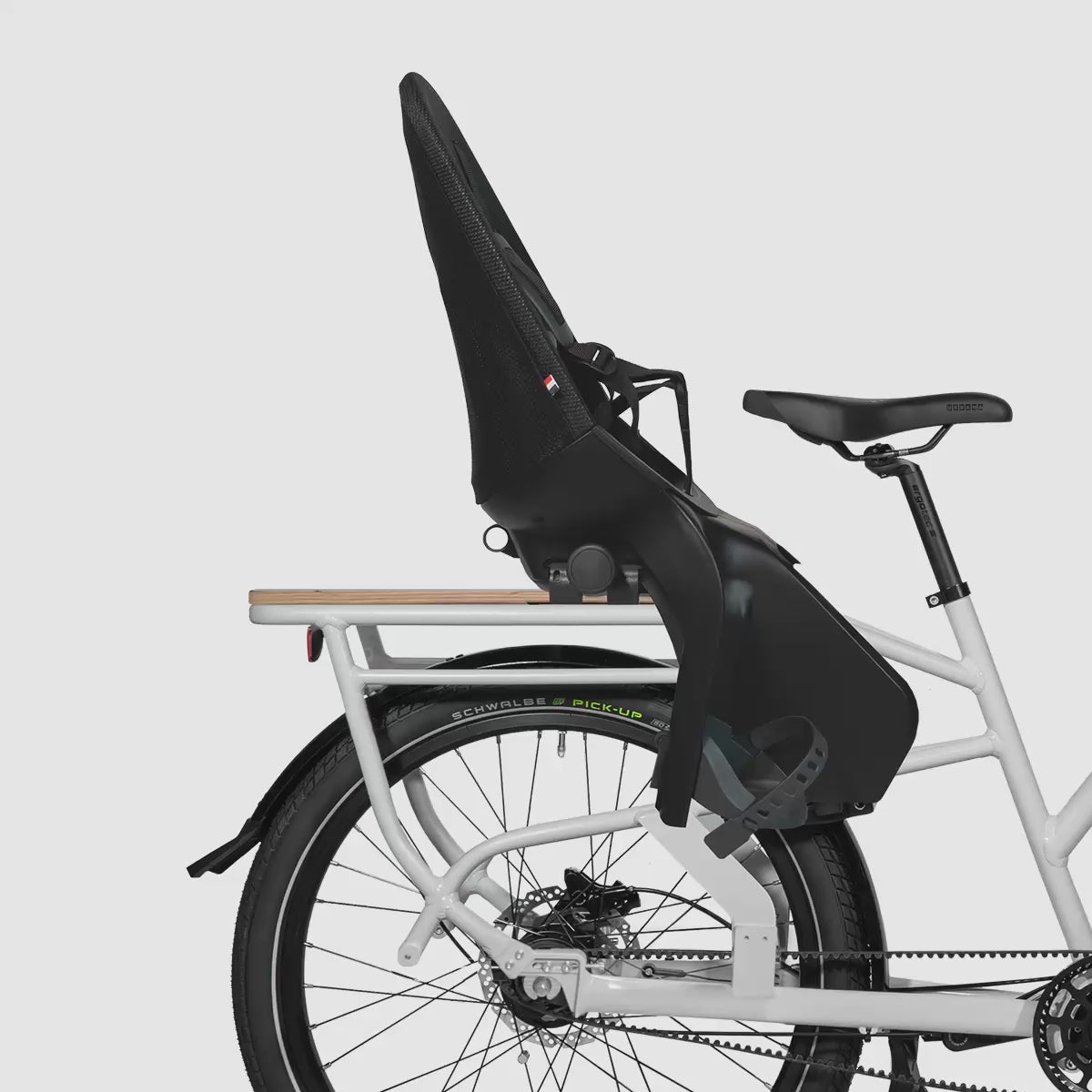 Simply.Lift EP6 Cargo E-Bike mit Zubehör für Kinder- und Lastentransport wie Kindersitz, Fußbretter und Transportbox im Einsatz.