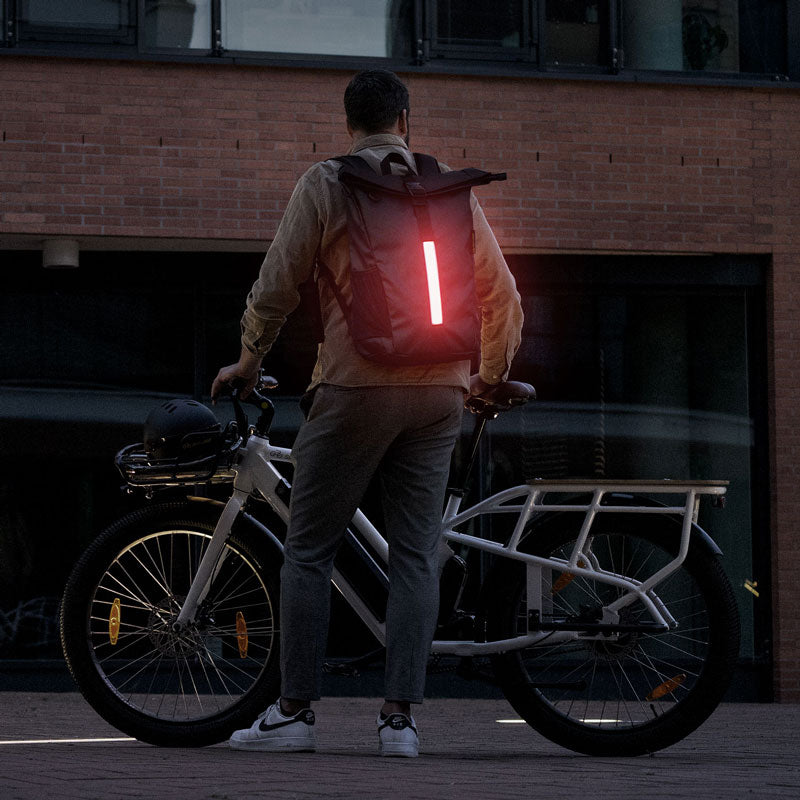 rolltop rucksack simply.glow mit led licht für mehr sicherheit im straßenverkehr