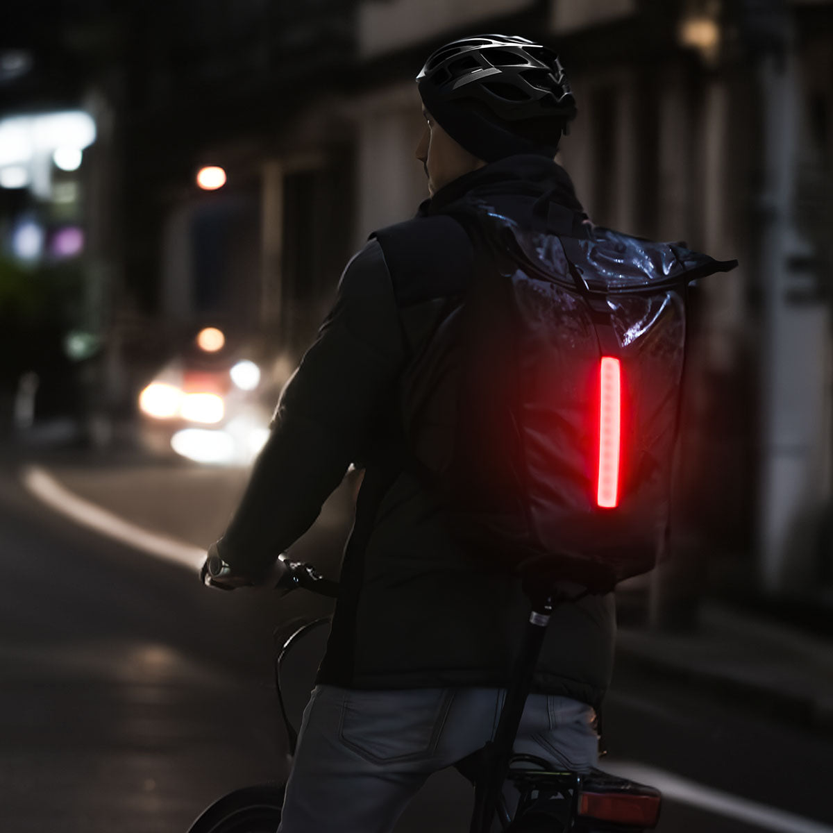Schwarzer Rolltop Rucksack für mehr Sicherheit im Straßenverkehr.