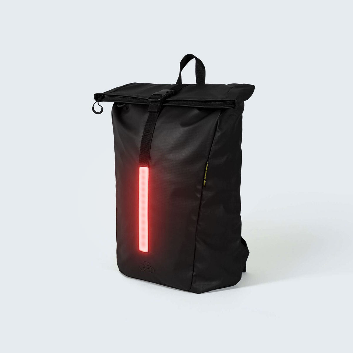 Schwarzer Rolltop Rucksack für mehr Sicherheit im Straßenverkehr.