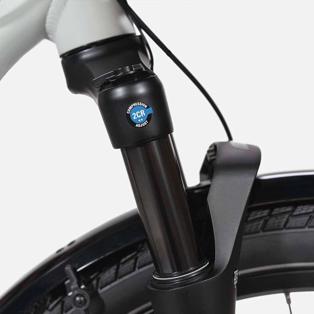 Suntour Federgabel mit 80 mm Federweg für hohen Fahrkomfort am Simply.Lift EP6 Cargo E-Bike.