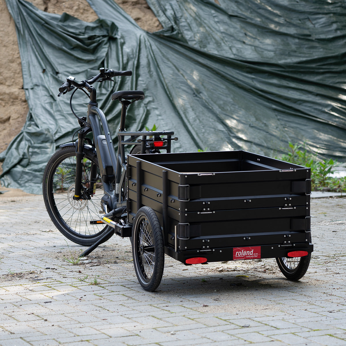 Simply.Lift EP6 E-Lastenrad in Kombination mit einer großvolumigen Roland Transportbox für die gewerbliche Logistik und Schwerlast-Transporte.