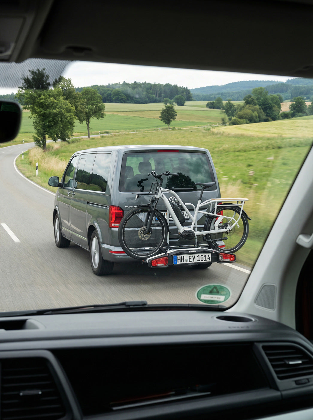 Simply.Lift EP6 Longtail E-Lastenrad auf einem Fahrradheckträger an einem VW Bus für den praktischen Transport mit dem Auto.