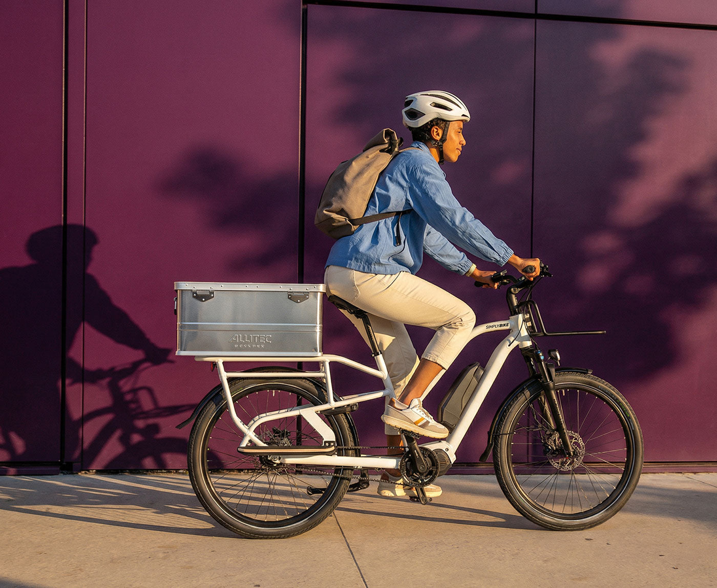 Simply.Lift EP6 Longtail E-Lastenrad mit Frontgepäckträger und einer großen Transportbox aus Metall auf dem hinteren Lastenträger.