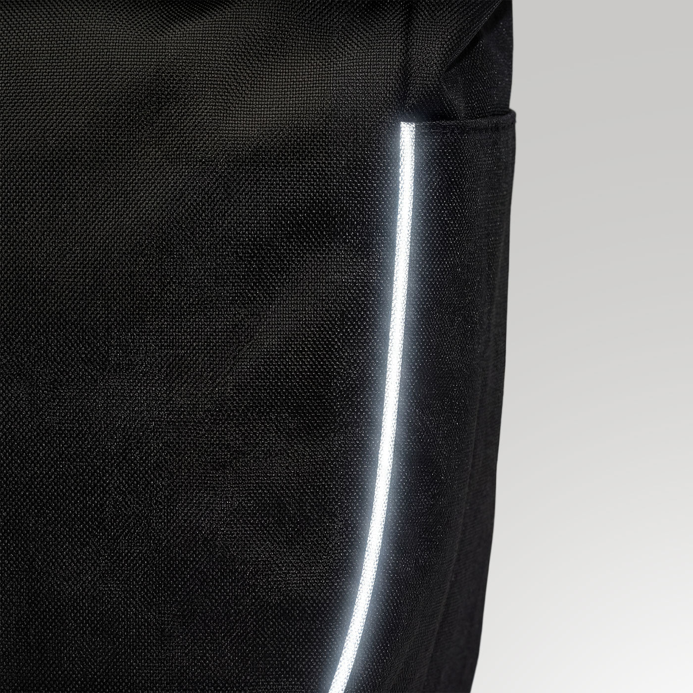 Reflektierender Leuchtstreifen an der schwarzen Packtasche des Simply.Lift EP6 E-Lastenrads.