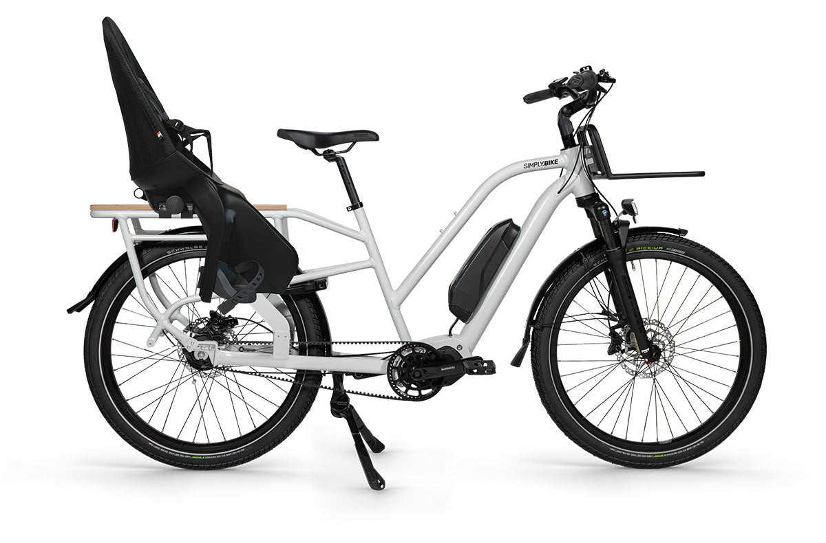 Simply.Lift EP6 Longtail E-Lastenrad mit einem Kindersitz hinten.