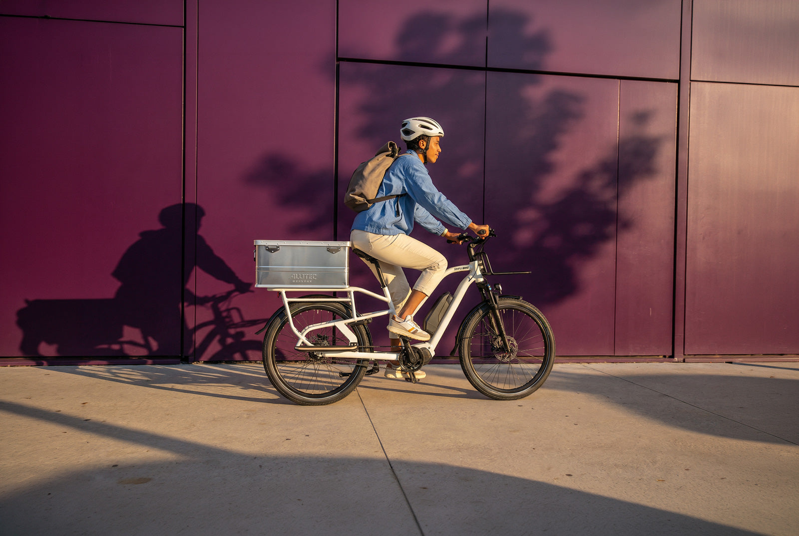 Simply.Lift EP6 Longtail E-Lastenrad mit Frontgepäckträger und einer großen Transportbox aus Metall.