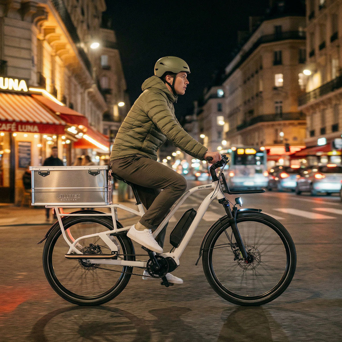 Simply.Lift EP6 Longtail E-Lastenrad mit Frontgepäckträger und einer großen Transportbox aus Metall.