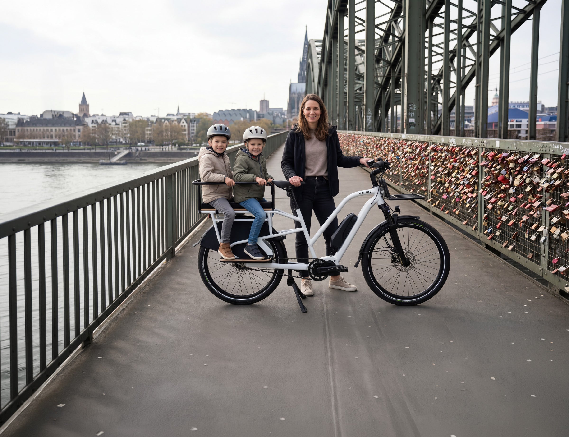 Simply.Lift EP6 Longtail E-Lastenrad mit Frontgepäckträger und Sitzfläche.