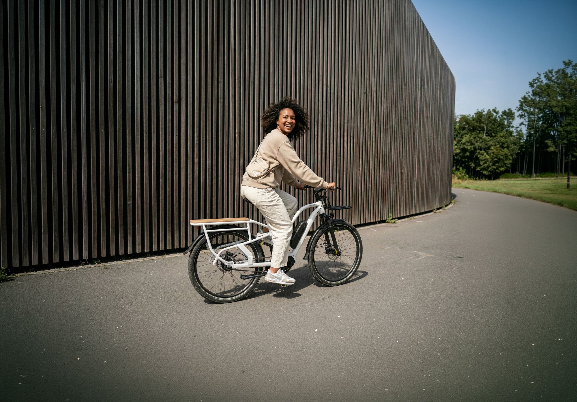 Frau auf einem weißem Simply.Lift EP6 Longtail E-Lastenrad.