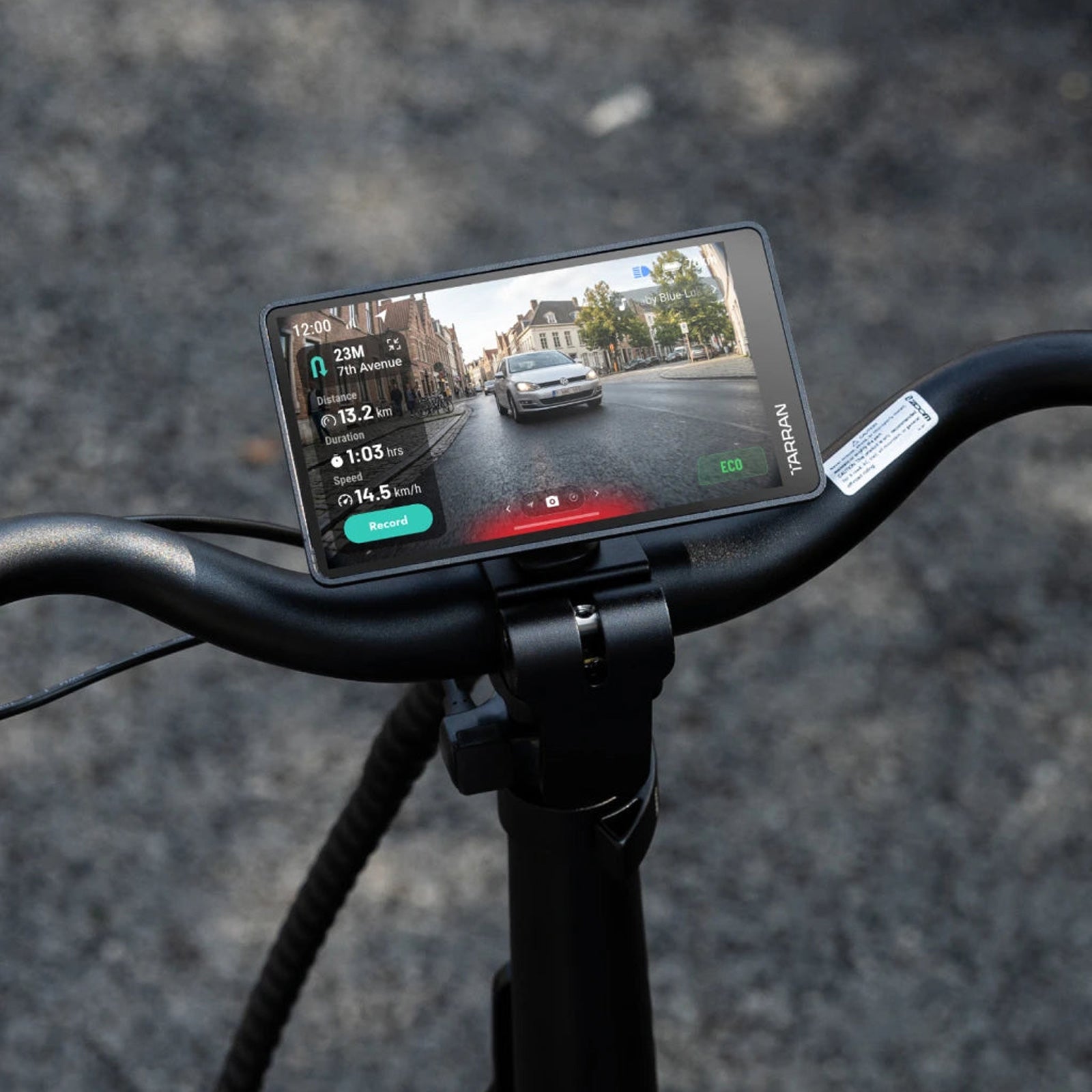 5,2-Zoll-Touchdisplay mit TarranOS am Lenker des Tarran L1, Navigation und Fahrdaten in der Stadt