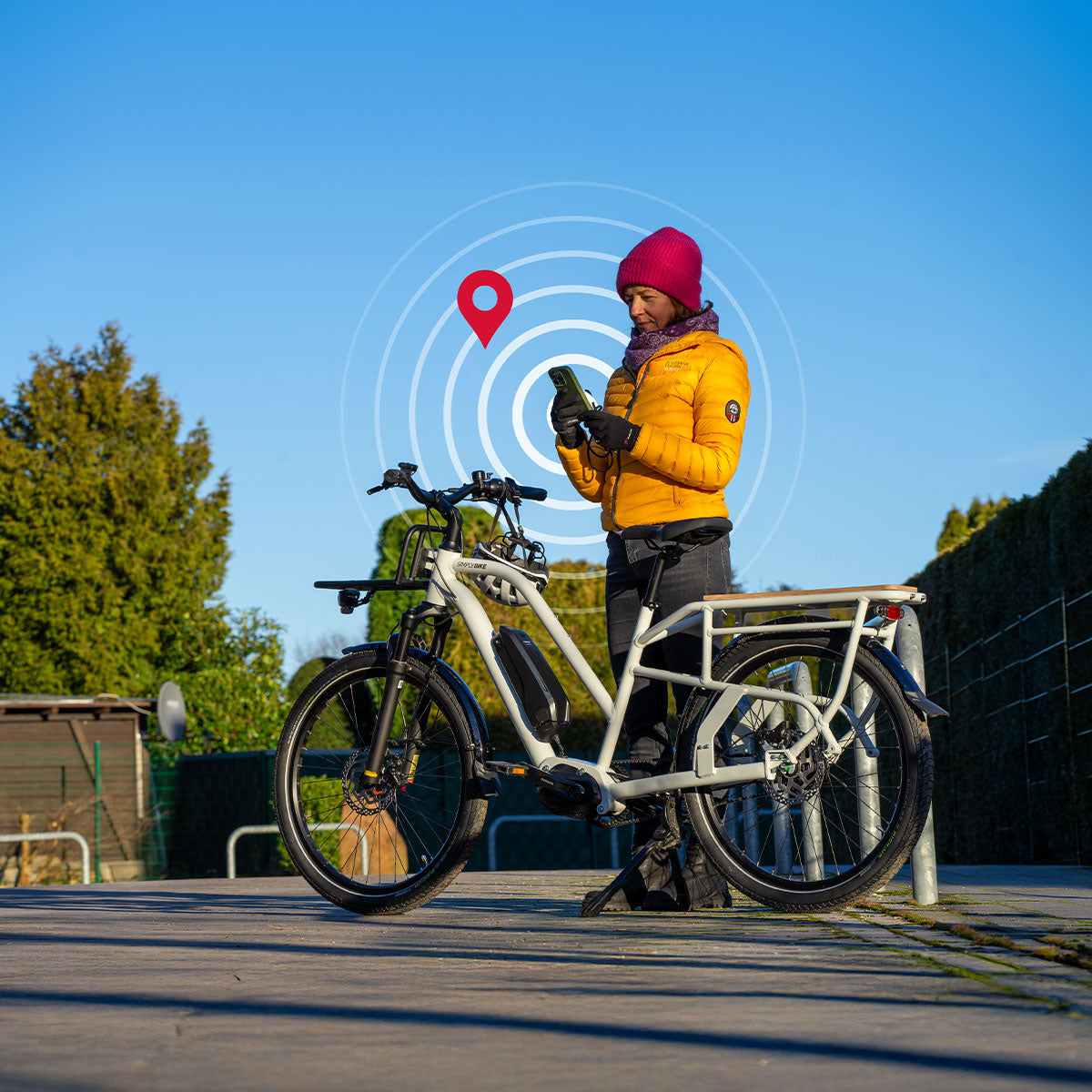 Frau ortet ihr Simply.Lift E-Lastenrad per BikeTrax App auf dem Smartphone