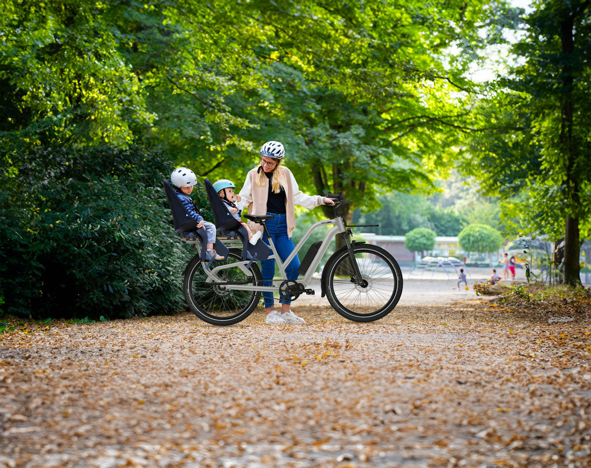 E-Lastenrad mit SHIMANO STEPS E5000 Mittelmotor und Kindersitzen. 