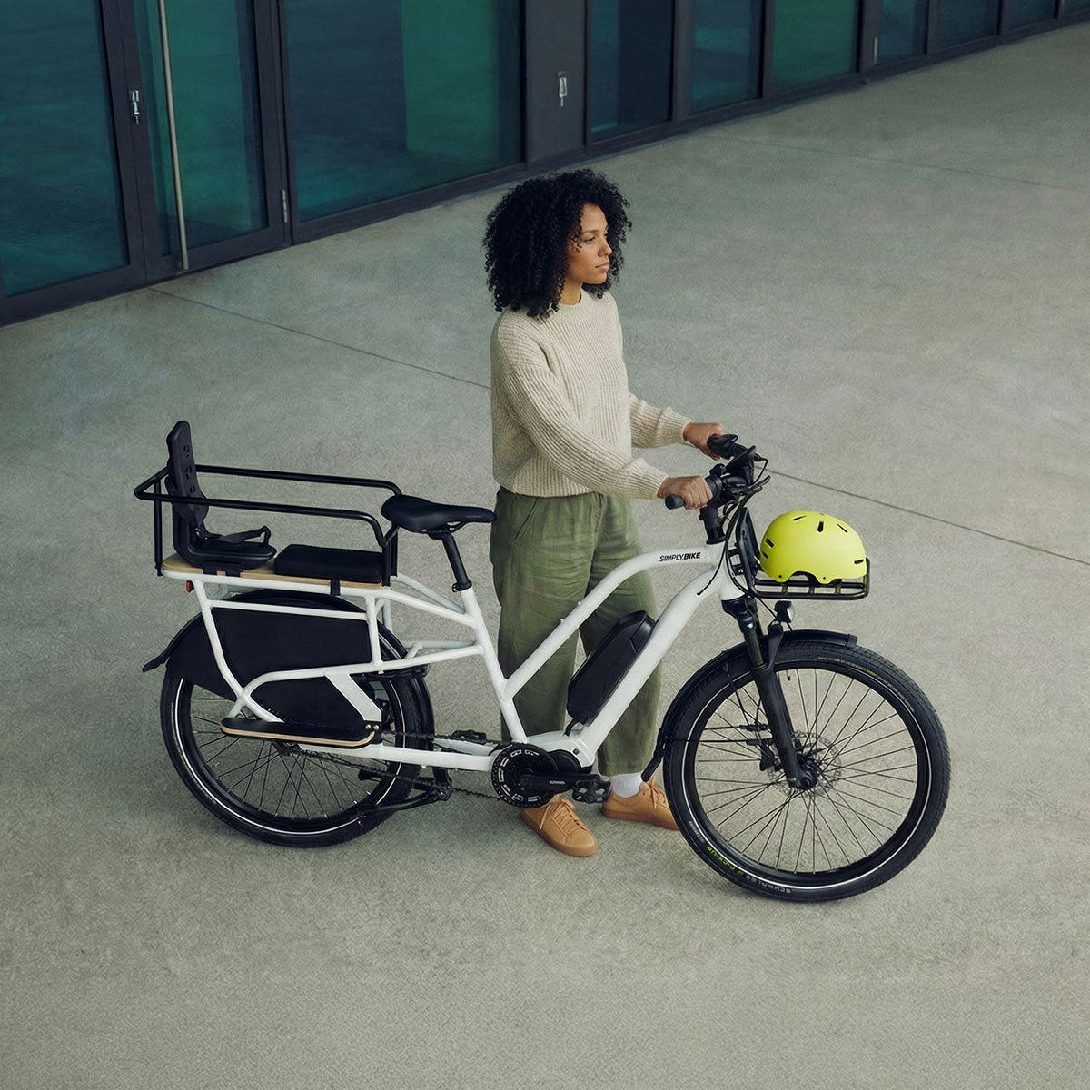 Simply.Lift E-Lastenrad mit seitlich montierten Fußbrettern am Heckträger