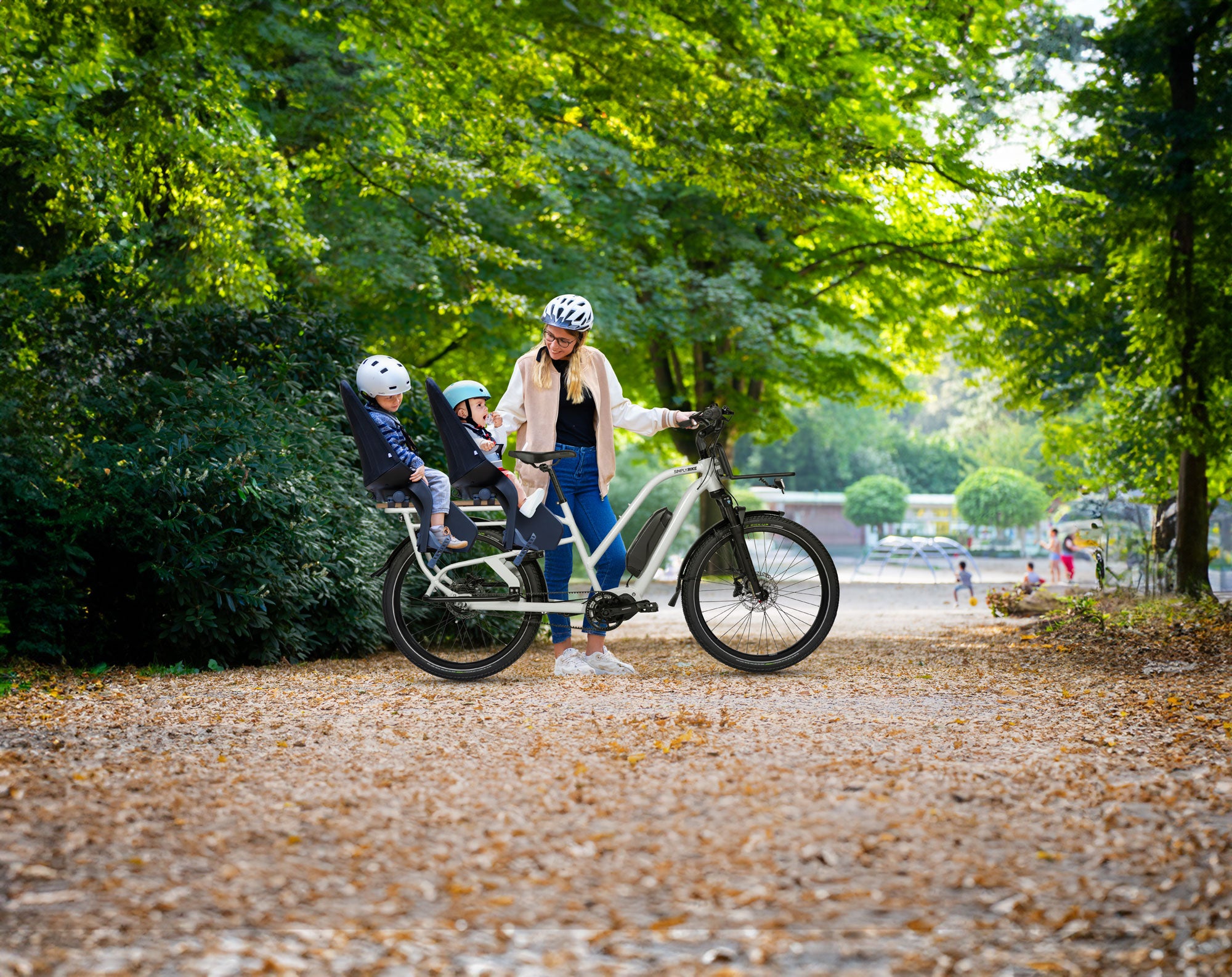 E-Lastenrad mit SHIMANO STEPS E5000 Mittelmotor und Kindersitzen. 