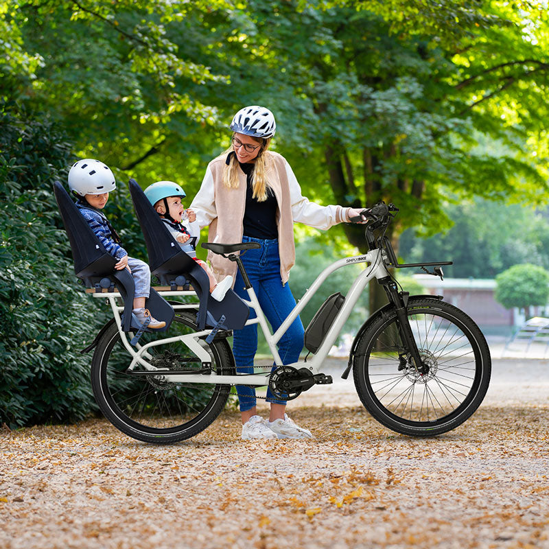 E-Lastenrad mit SHIMANO Mittelmotor und zwei Kindersitzen für Familien.