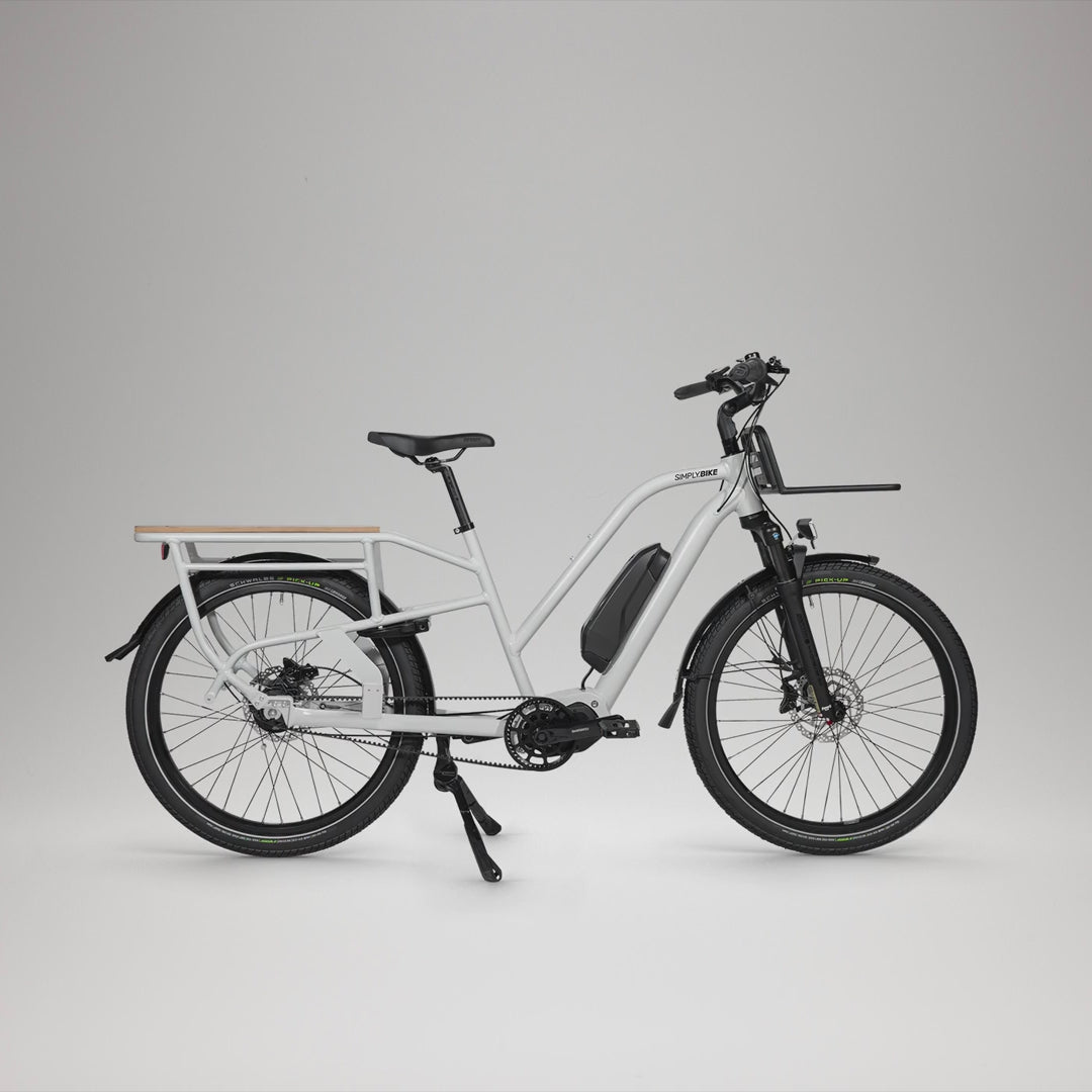 Weißes Simply.Lift EP6 Longtail E-Lastenrad mit Kindersitz, Seitenansicht freigestellt.