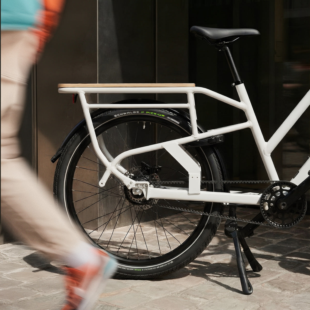 Nahaufnahme des Simply.Lift EP6 Hinterrahmens mit integriertem Gepäckträger, robuster Holzauflage und wartungsfreiem Riemenantrieb.