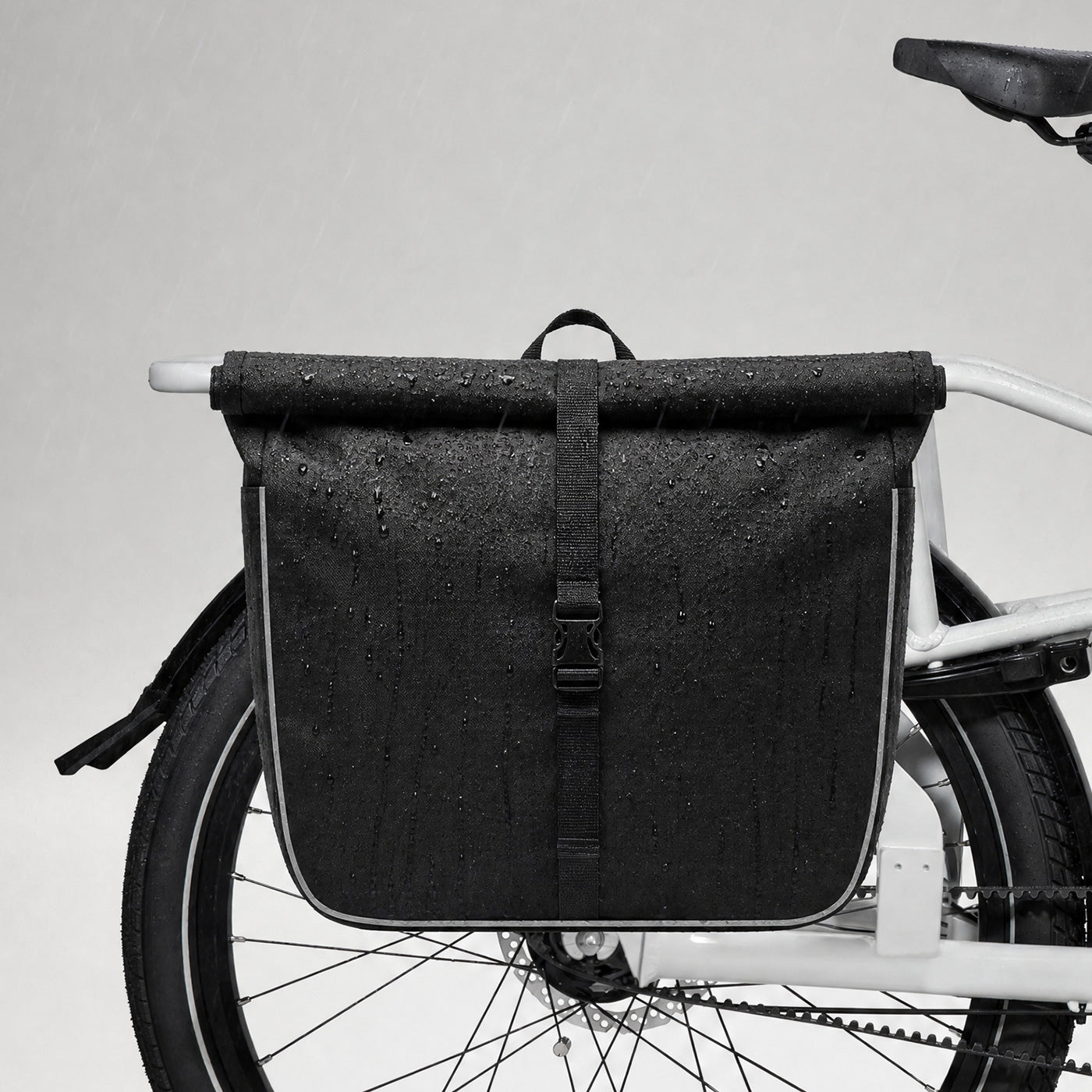 Regenfeste Gepäckträgertasche mit Reflektor-Biese am Simply.Lift E-Lastenrad im Regen