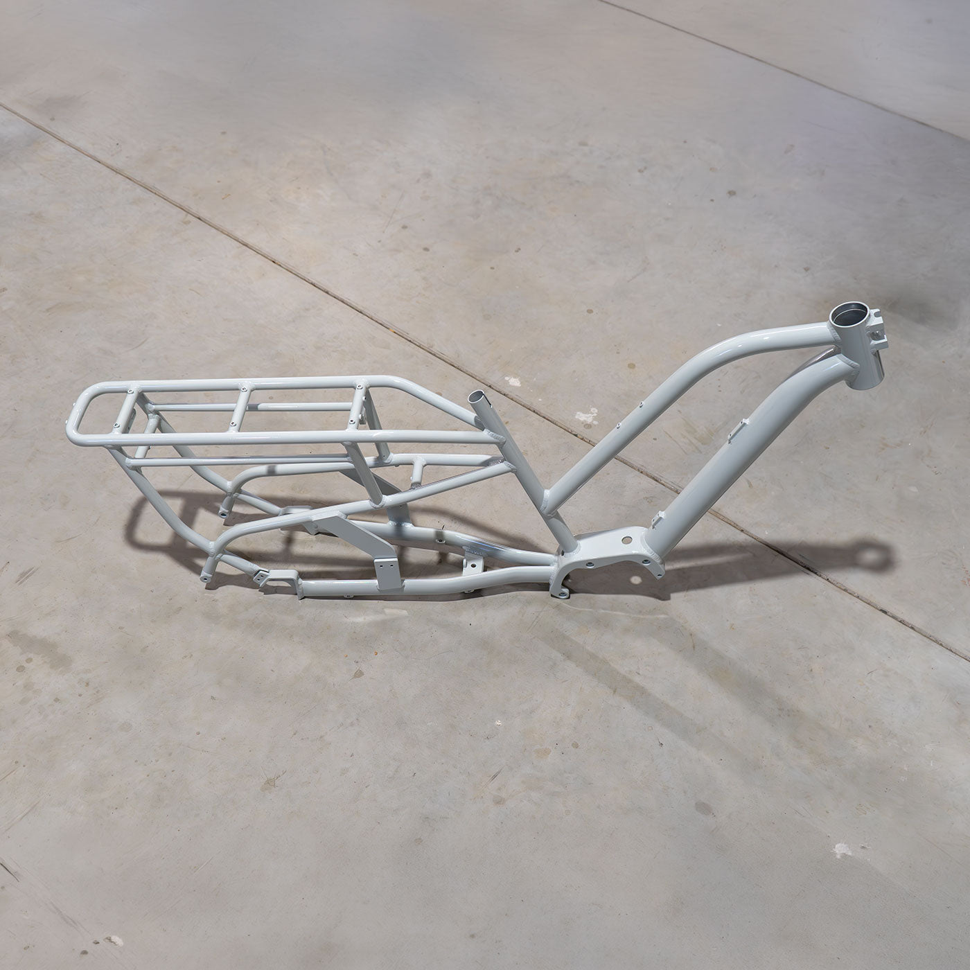 Lichtgrauer Aluminiumrahmen des Simply.Lift EP6 E-Lastenrads mit Longtail-Geometrie.