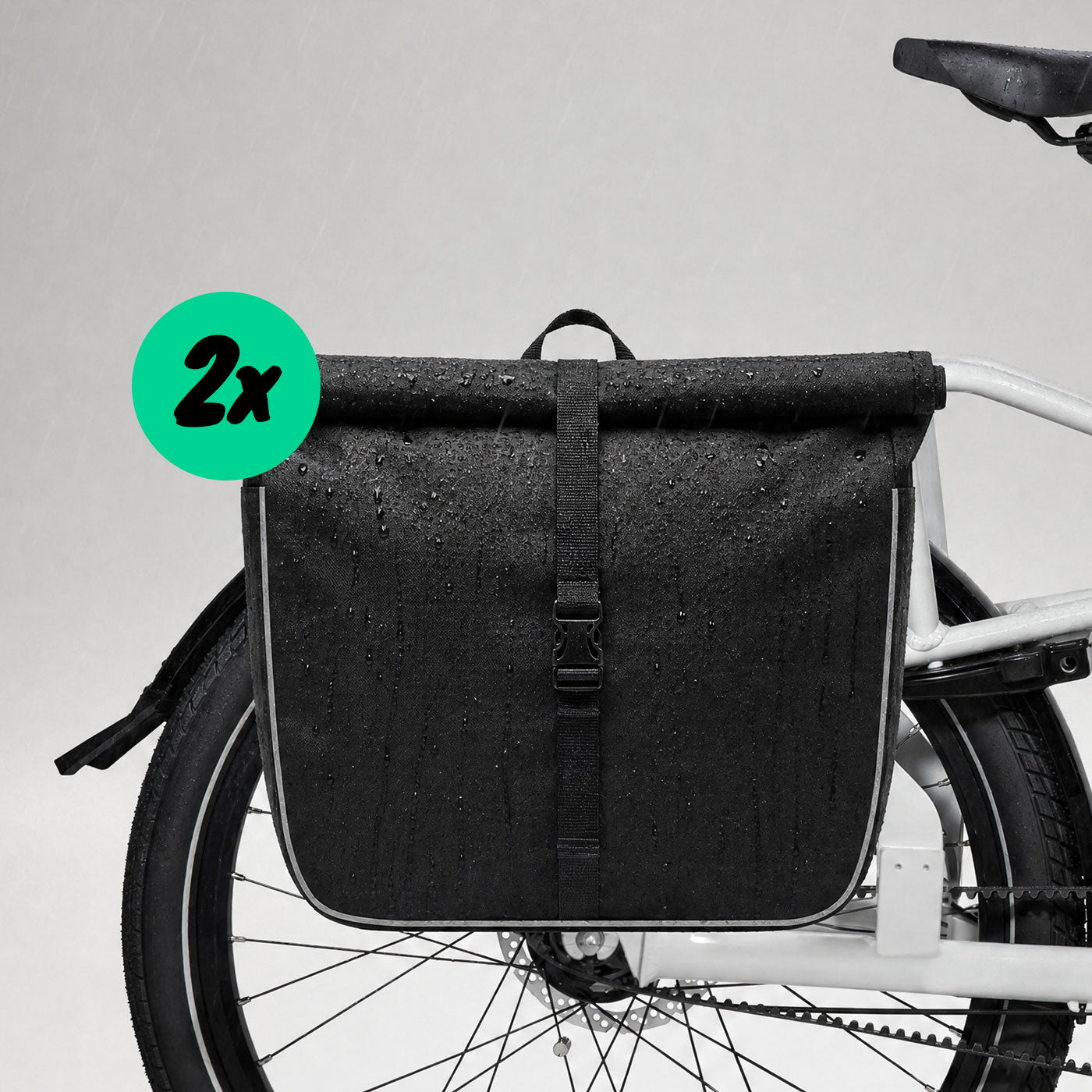 Schwarze regenfeste Packtasche mit Reflektorstreifen am Heckträger des Simply.Lift EP6 E-Lastenrads.