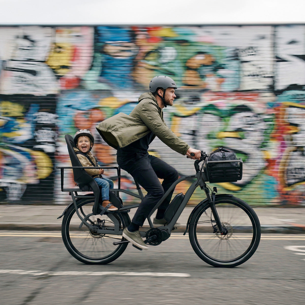Simply Lift EP6 Longtail E-Lastenrad Farbe Anthrazit mit Kindersitz und Fahrradkorb.