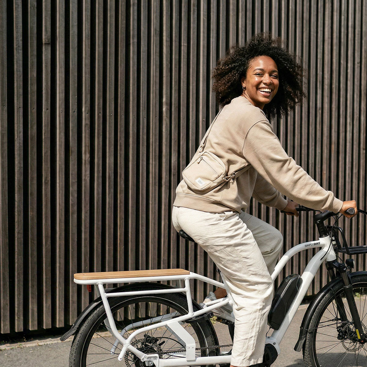 Simply.Lift EP6 Longtail E-Lastenrad mit Holzauflage auf dem Gepäckträger und montiertem Frontgepäckträger.