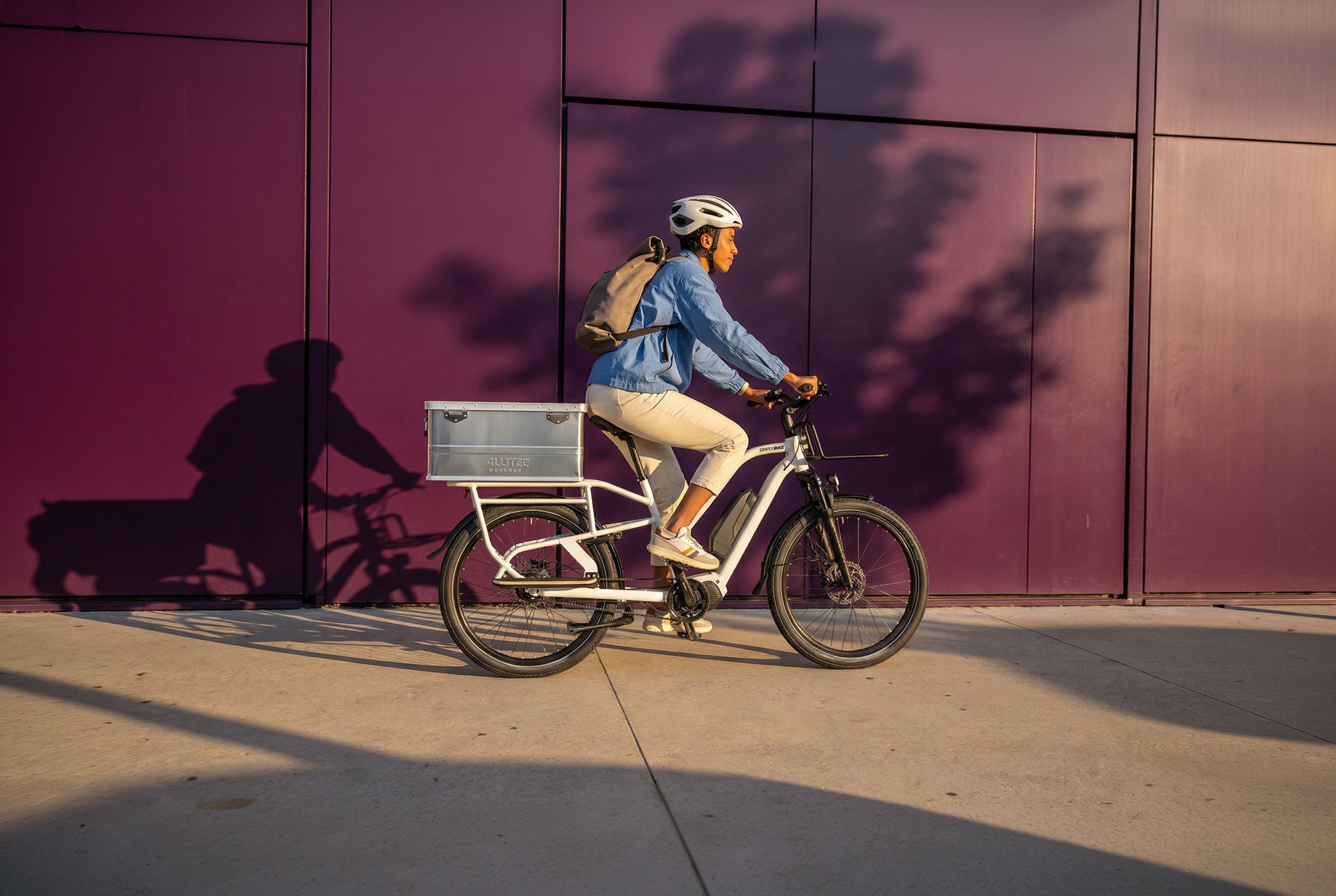 Simply.Lift EP6 Longtail E-Lastenrad mit Frontgepäckträger und einer großen Transportbox aus Metall.