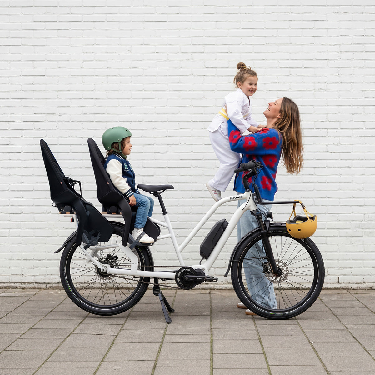 Simply.Lift EP6 Longtail E-Lastenrad mit zwei Kindersitzen.