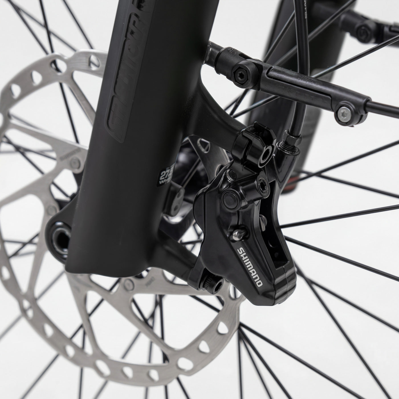 Shimano 4-Kolben Scheibenbremse am Simply.Lift EP6, Nahaufnahme des Bremssattels