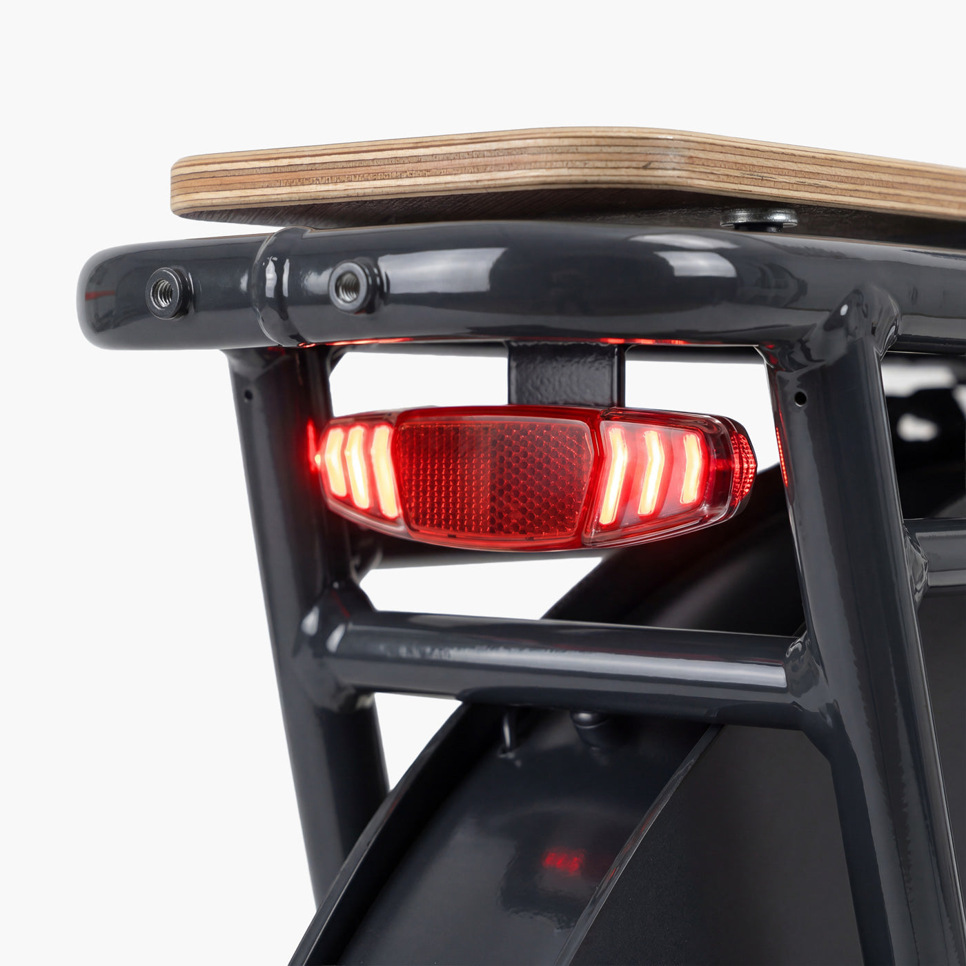LED-Rücklicht mit Reflektor unter dem Holzdeck des Simply.Lift EP6, Detailansicht