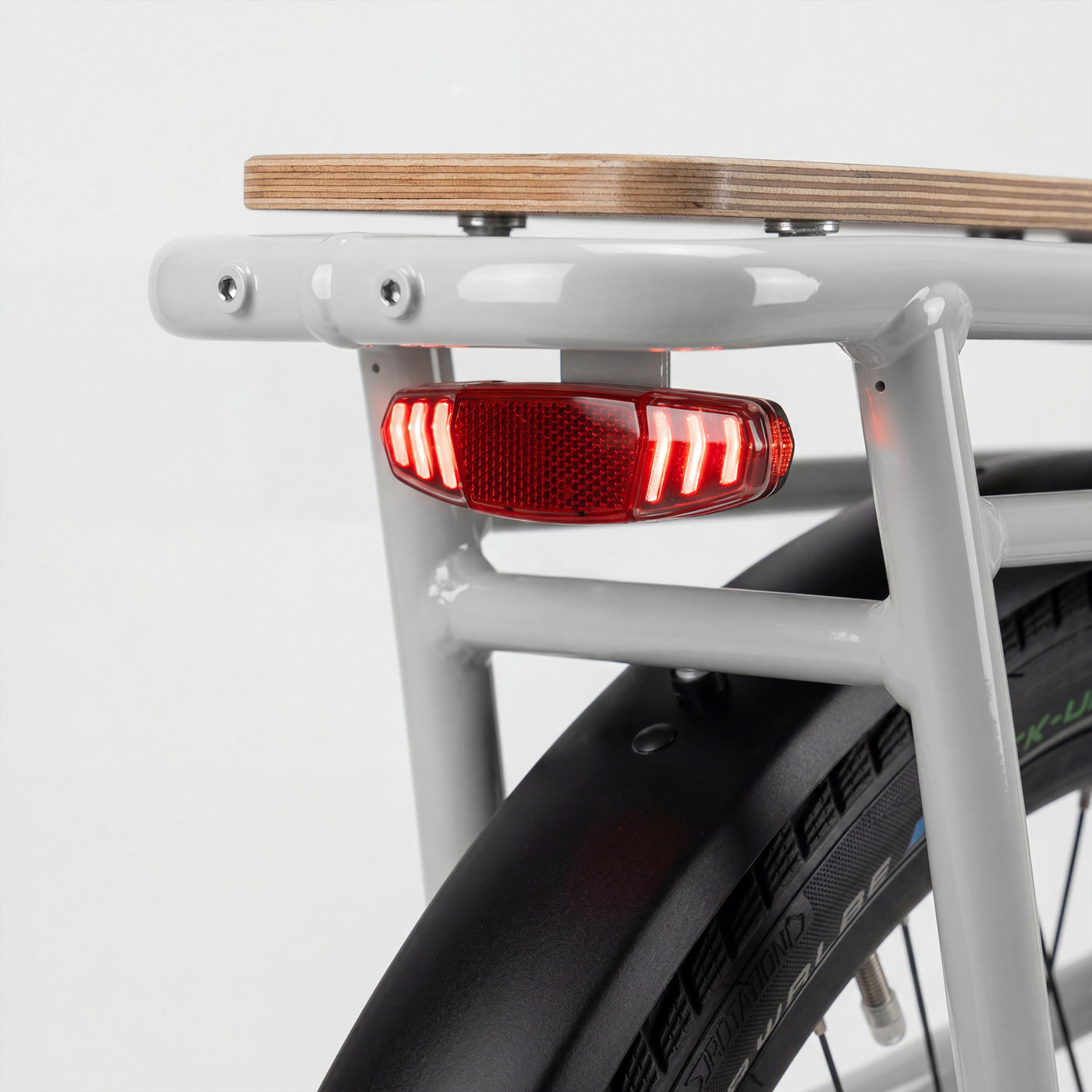LED-Rücklicht mit Reflektor unter dem Holzdeck des Simply.Lift EP6, Detailansicht