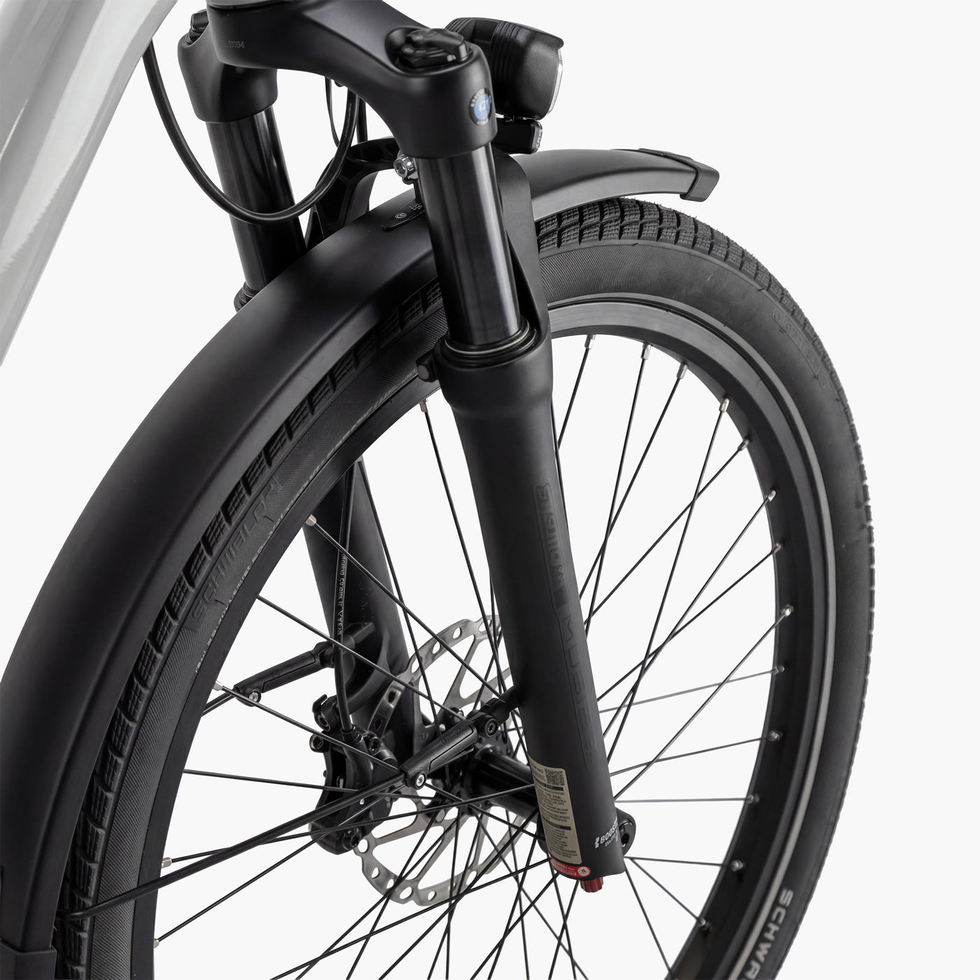 Suntour Federgabel mit Schwalbe Pick-Up Reifen und Scheibenbremse am Simply.Lift EP6, Detailansicht Vorderrad