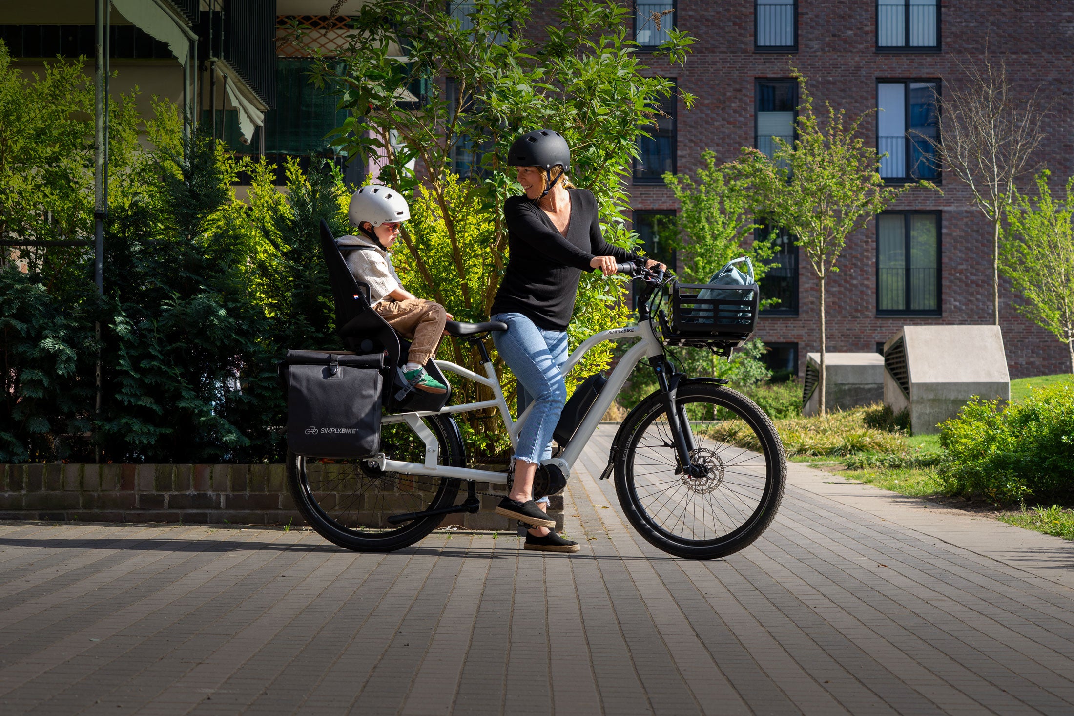 Simply.Lift STEPS E-Cargobike mit Kindersitz und Packtasche auf dem Gepäckträger.