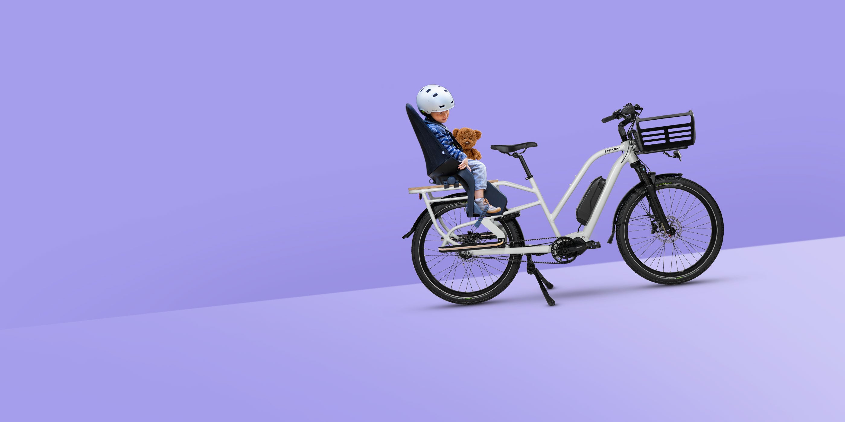 Simply.Lift Steps E-Lastenrad für Familie mit Kindersitz auf dem Gepäckträger.
