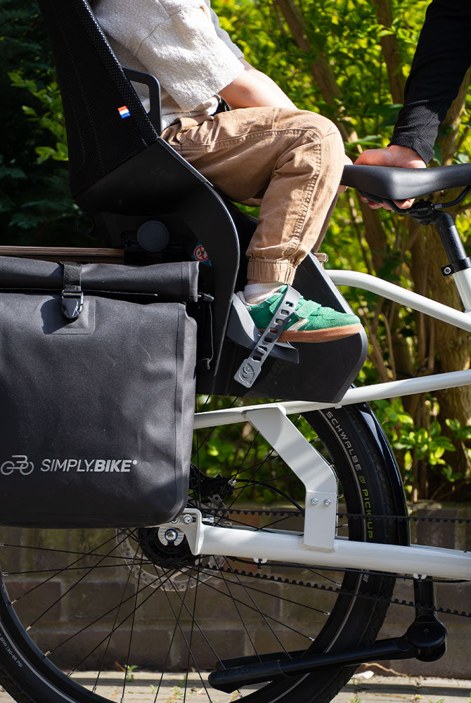 Elektrolastenfahrrad von Simply.Bike mit Einkaufstaschen und Zubehör beladen.