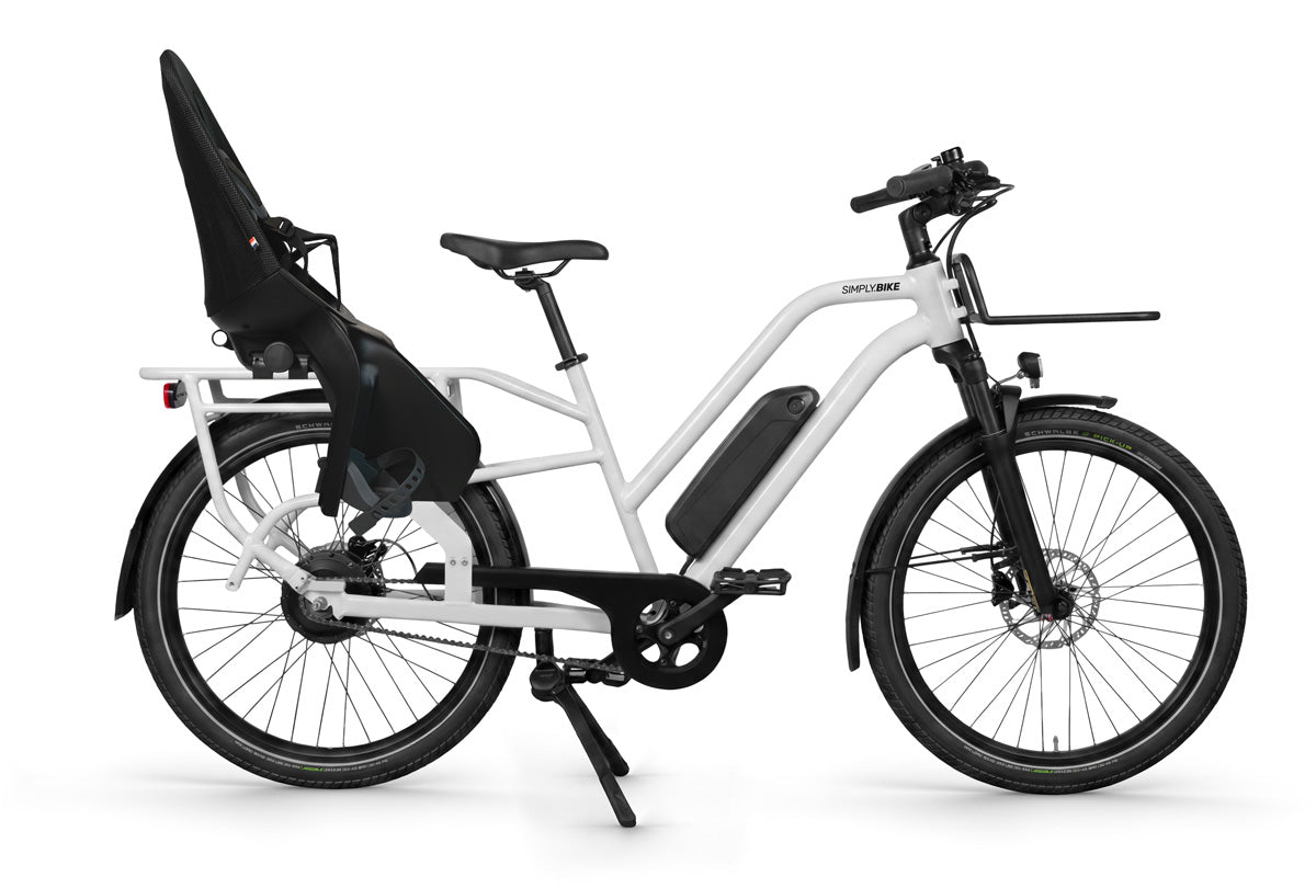 Simply.Lift URBAN Longtail E-Lastenrad mit einem Kindersitz hinten.