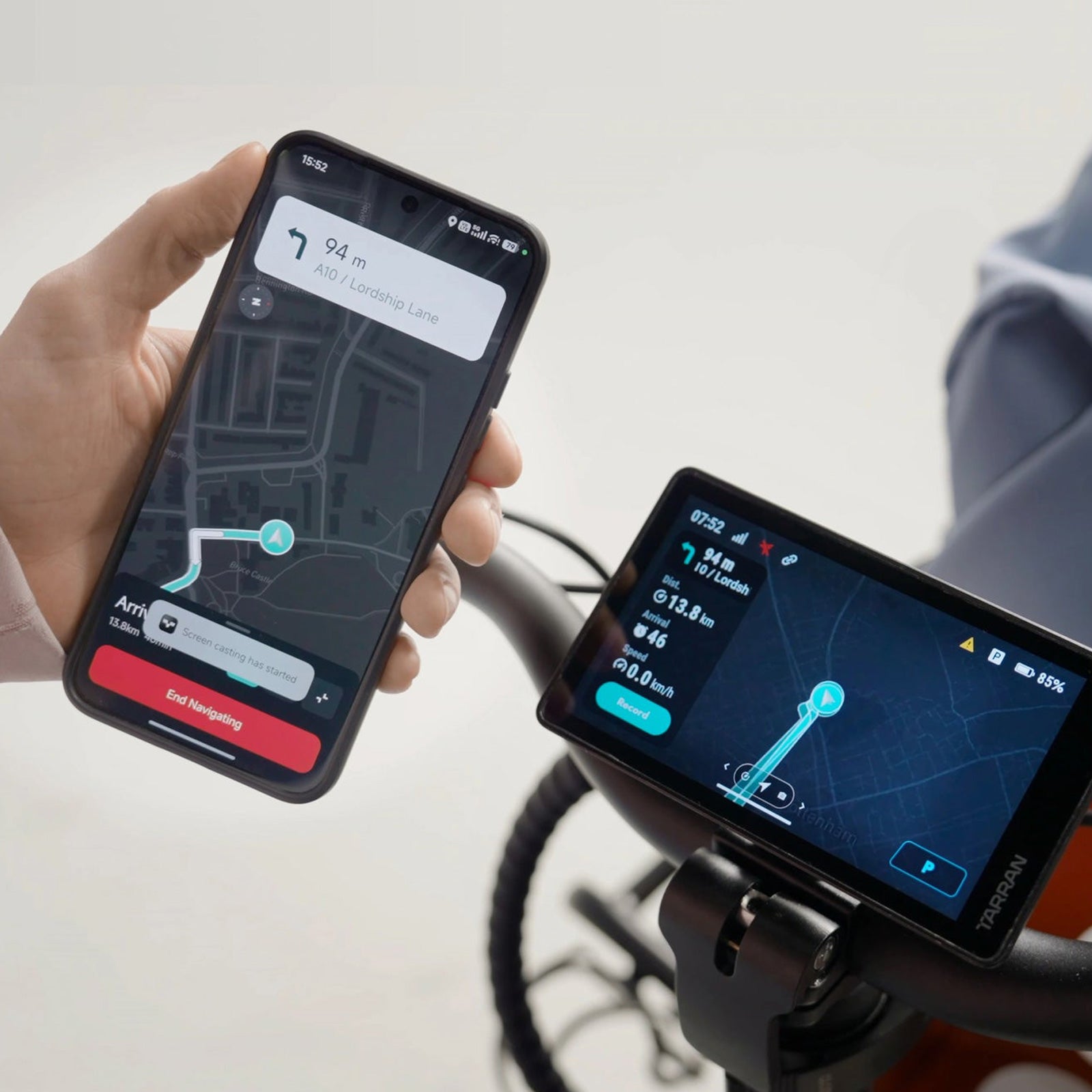 Navigation vom Smartphone auf das 5,2-Zoll-Display des Tarran L1 gespiegelt, beide Bildschirme zeigen dieselbe Route